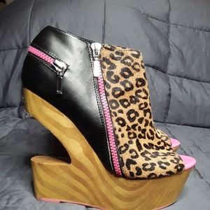 DV booties size 8